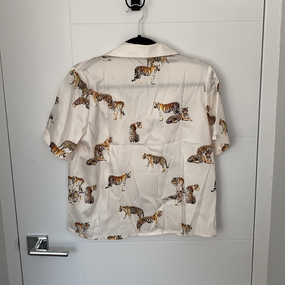 Tiger button down. Never been worn, brand new - Picture 2 of 2